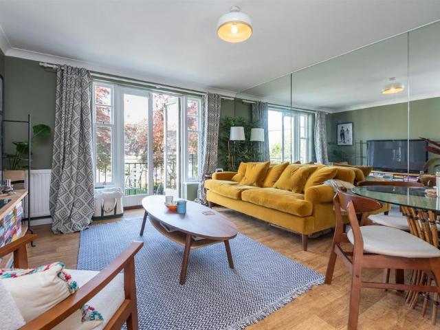 Urswick Road, London E9 2 bed flat to rent £2,800 pcm £646 pw