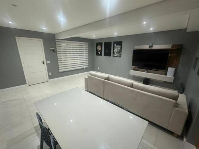 URUBATAN, LINDA CASA PROJETADA COM 3 DORMITÓRIOS SENDO 2 EM SUÍTES + PEÇAS E AM