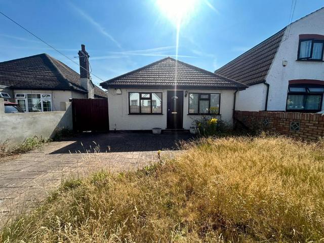 UXBRIDGE UB8 3 bed bungalow to rent £2,800 pcm £646 pw