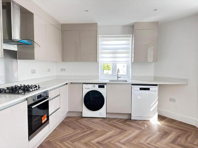 Uxbridge UB8 2 bed flat to rent £1,775 pcm £410 pw