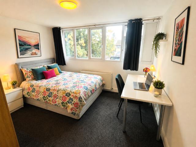 Uxbridge UB8 5 bed house to rent £3,750 pcm £865 pw