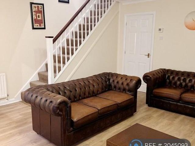 Uxbridge, Uxbridge, UB8 3 bed semi detached house to rent £2,400 pcm £554 pw