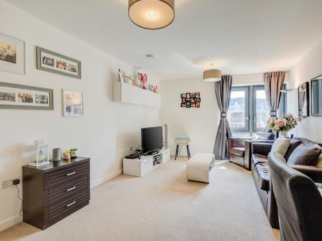 Uxbridge Road, Acton, London, W3 2 bed flat to rent £2,250 pcm £519 pw