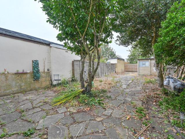 Uxbridge Road, Feltham, TW13 5EH. 2 bed semi detached house to rent £2,000 pcm £462 pw