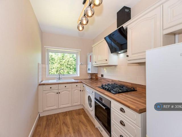 Uxbridge Road, Hampton Hill, TW12 2 bed flat to rent £1,995 pcm £460 pw