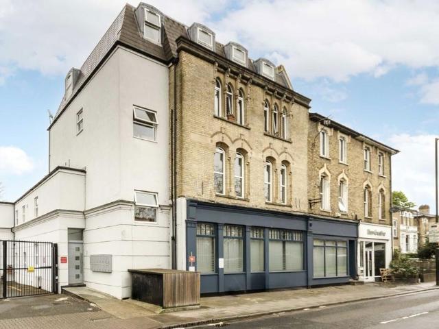 Uxbridge Road, Hampton TW12 1 bed flat to rent £1,325 pcm £306 pw