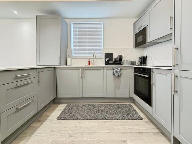 Uxbridge Road, Hanwell 1 bed apartment to rent £2,000 pcm £462 pw