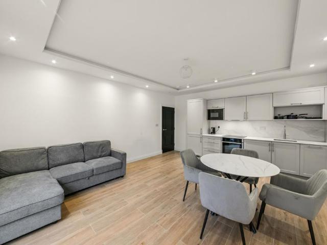 Uxbridge Road, Hanwell, W7 2 bed flat to rent £2,800 pcm £646 pw