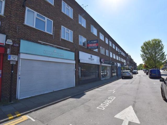 Uxbridge Road, Hatch End HA5, 1 bed flat to rent, £1,250 pcm | PrimeLocation