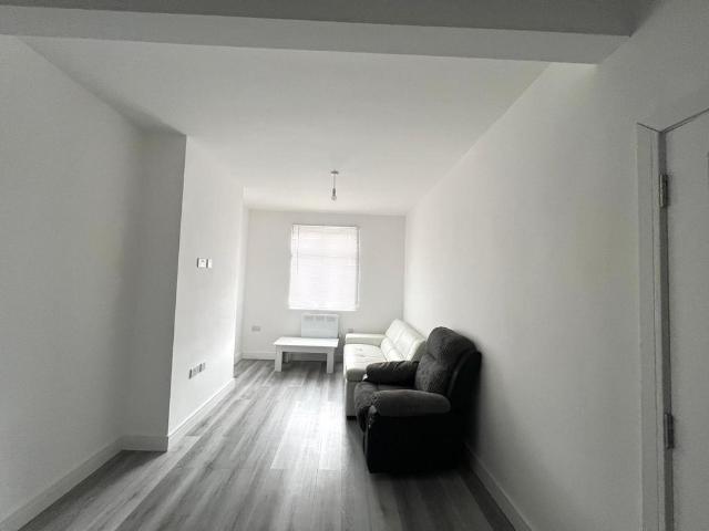Uxbridge Road, Hayes UB4 1 bed flat to rent £1,399 pcm £323 pw