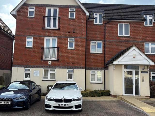 Uxbridge Road, Hayes UB4 2 bed apartment to rent £1,800 pcm £415 pw