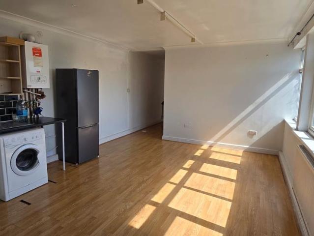 Uxbridge Road, Hayes UB4, 2 bed flat to rent, £1,500 pcm | PrimeLocation
