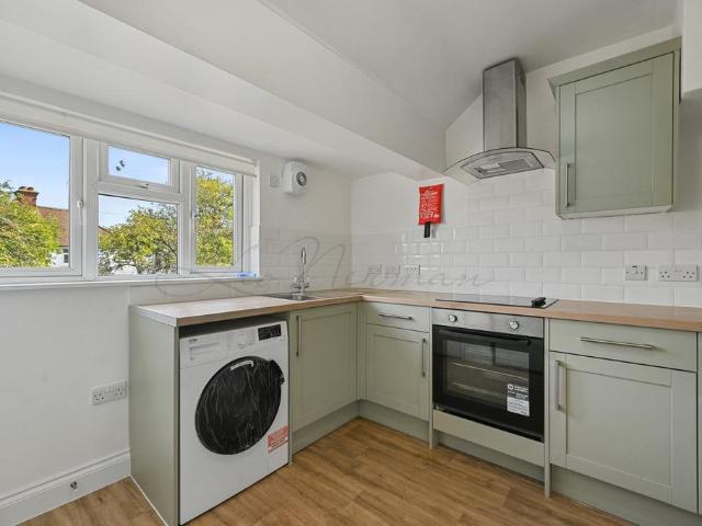 Uxbridge Road, Hayes, UB4 2 bed flat to rent £1,700 pcm £392 pw