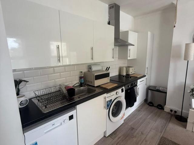 Uxbridge Road, Hayes UB4 2 bed flat to rent £1,800 pcm £415 pw