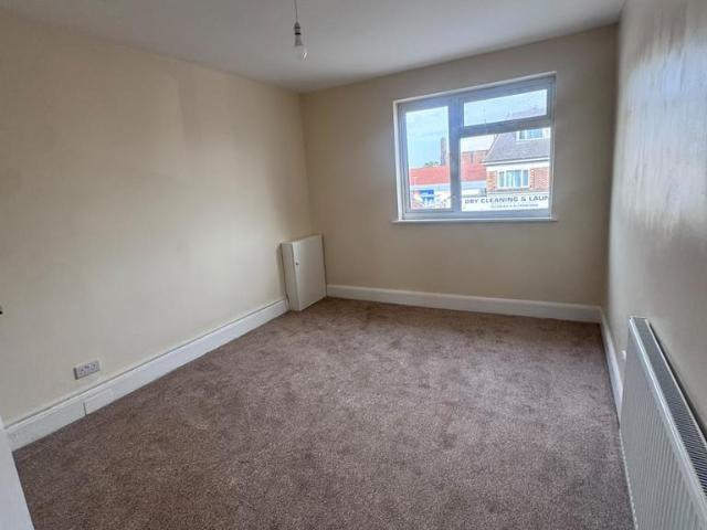 Uxbridge Road, Hayes UB4 3 bed flat to rent £2,100 pcm £485 pw