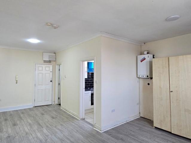 Uxbridge Road, Hayes UB4, Studio to rent, £1,200 pcm | PrimeLocation