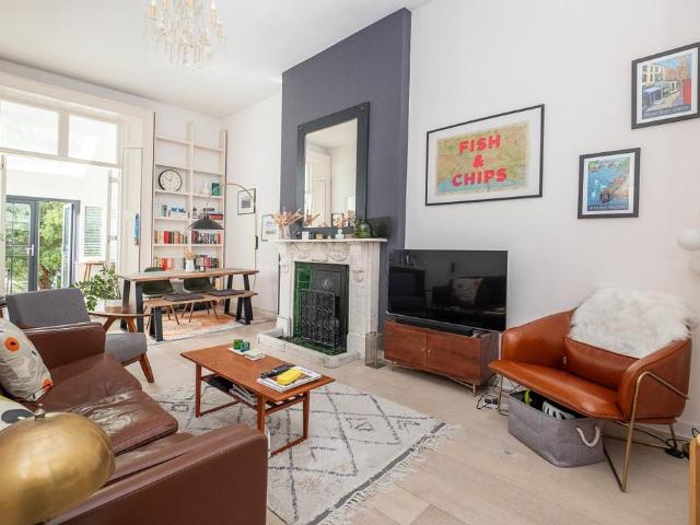 Uxbridge Road Kingston upon Thames KT1 1 bed flat to rent £2,250 pcm £519 pw