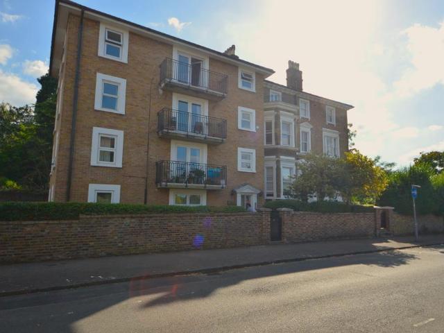 Uxbridge Road, Kingston Upon Thames. 2 bed apartment to rent £1,846 pcm £426 pw