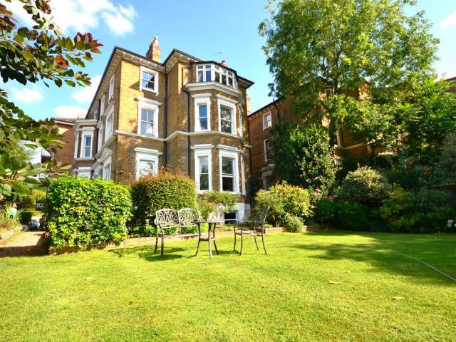 Uxbridge Road, Kingston Upon Thames. 2 bed apartment to rent £1,803 pcm £416 pw