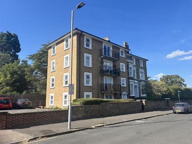 Uxbridge Road, Kingston Upon Thames 2 bed flat to rent £2,050 pcm £473 pw