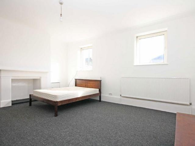 Uxbridge Road, London W12 3 bed flat to rent £2,300 pcm £531 pw