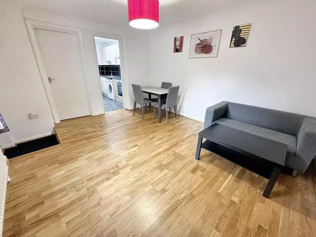 Uxbridge Road, London W12, 2 bed flat to rent, £1,825 pcm | PrimeLocation