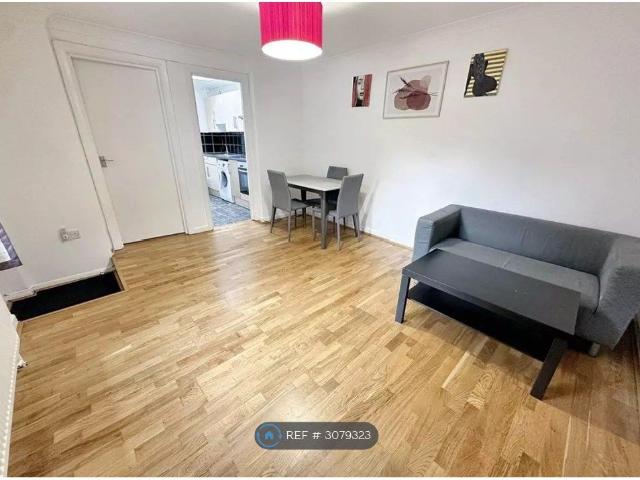 Uxbridge Road, London W12, 2 bed flat to rent, £2,100 pcm | PrimeLocation