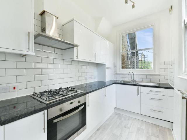 Uxbridge Road, London, W12 2 bed flat to rent £2,250 pcm £519 pw
