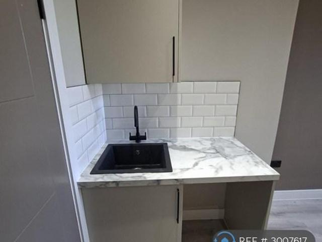 Uxbridge Road, London, W12 Studio to rent £1,325 pcm £306 pw
