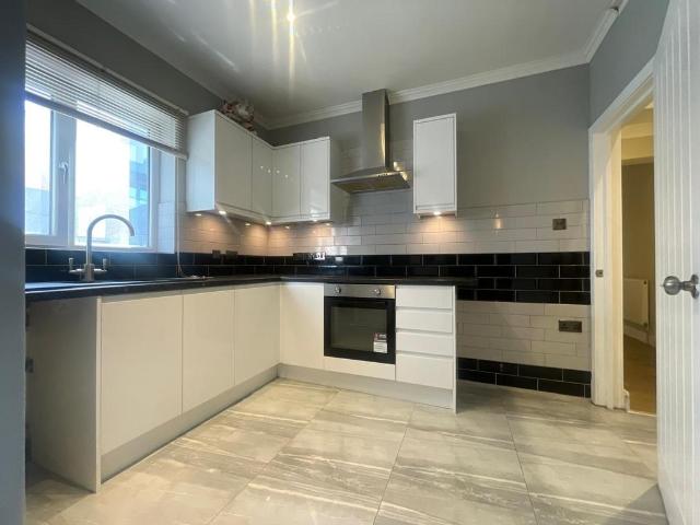 Uxbridge Road, London W7 3 bed flat to rent £2,250 pcm £519 pw