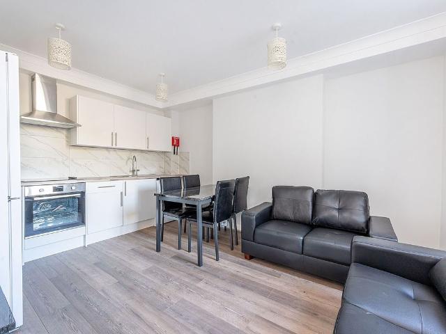 Uxbridge Road, Shepherd's Bush, London W12, 3 bed flat to rent, £3,000 pcm | PrimeLocation