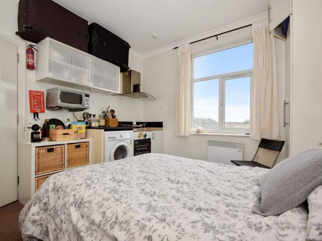 Uxbridge Road, Shepherds Bush, London. Studio to rent £1,248 pcm £288 pw
