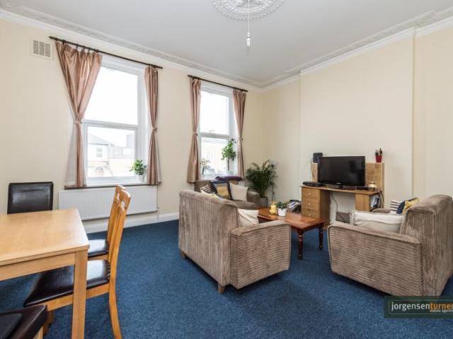 Uxbridge Road, Shepherds Bush, W12 4 bed maisonette to rent £3,700 pcm £854 pw