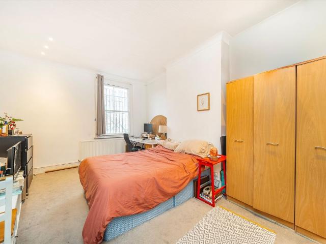 Uxbridge Road, Shepherds Bush W12, 2 bed flat to rent, £2,250 pcm | PrimeLocation