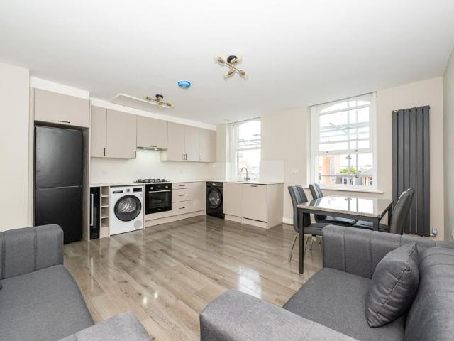 Uxbridge Road Shepherds Bush W12, 3 bed flat to rent, £3,500 pcm | PrimeLocation