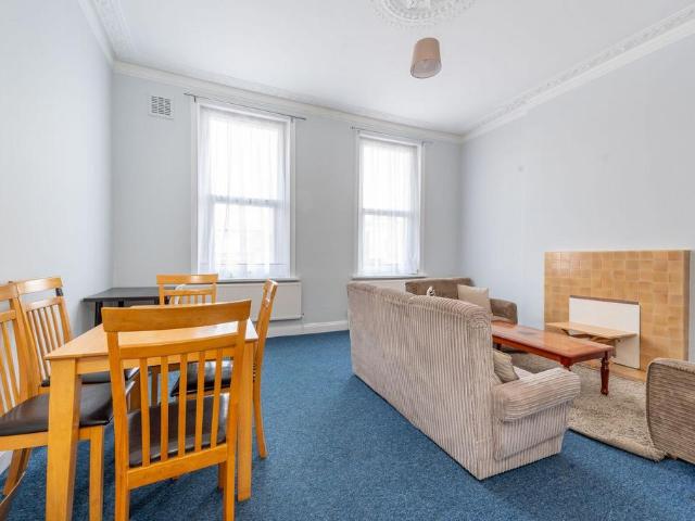 Uxbridge Road, Shepherd's Bush. 4 bed flat to rent £3,700 pcm £854 pw