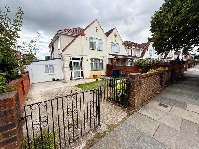UXBRIDGE ROAD, SOUTHALL, UB1 3DP 4 bed semi detached house to rent £2,500 pcm £577 pw