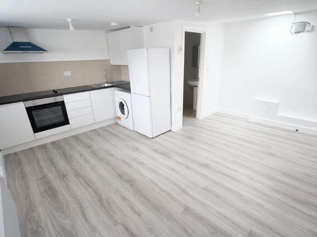 Uxbridge Road, Uxbridge, UB10 2 bed flat to rent £1,450 pcm £335 pw