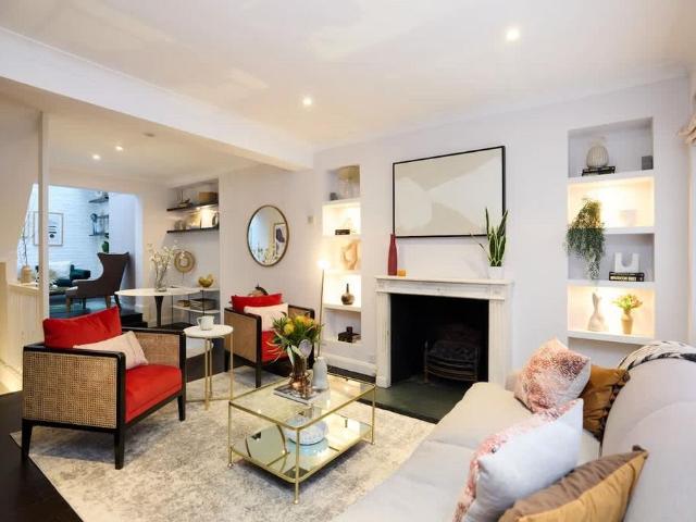 Uxbridge Street London W8 2 bed flat to rent £8,500 pcm £1,962 pw