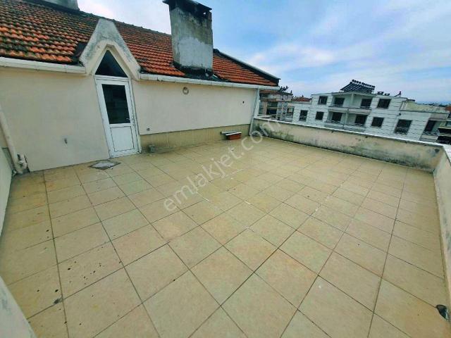 Uytundan Akçay'da Doğalgazlı Asansörlü Kiralık 5+1 Dubleks