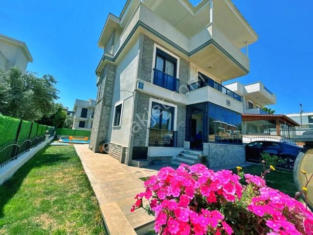 Uytundan Gömeç Karağaçta Denize 250 Metre Havuzlu Lüks 3+1 Villa