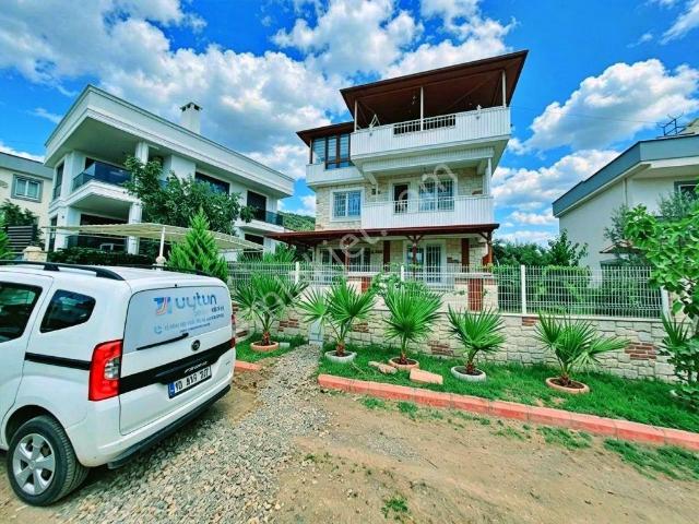 Uytundan Gürede Denize 350 Metre Jeotermalli Otoparklı 5+1 Villa