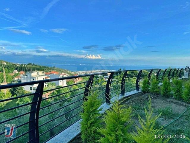 UYTUNDAN GÜREDE LÜKS SİTE PANORAMİK DENİZ MANZARALI BAHÇELİ 1+1