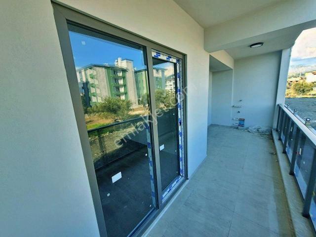 Uytundan Kadıköyde Kapalı Otoparklı Arakat Satılık1+1 Lüks Daire