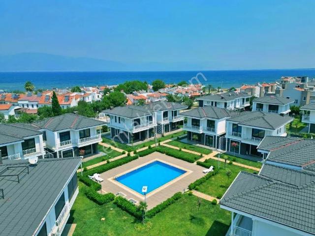Uytundan Pelitköy'de Denize 100 Metre Site İçi Havuzlu 3+1 Villa