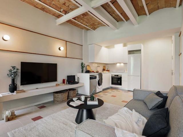 Uyuni 2 bedrooms and balcony in Eixample Dreta