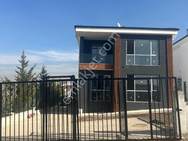 Uzmanlardan Geniş Ailelere Uygun Full Yapılı 4+1 İskanlı Satılık Villa