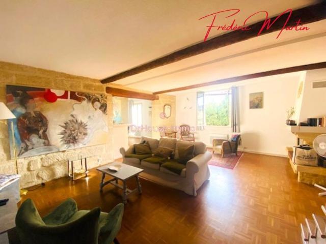 Uzès centre, dans un bel immeuble en pierre très bel appartement lumineux de 91 m² en duplex au calme avec ascenseur