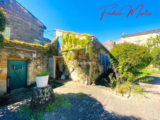 Uzès centre, ensemble immobilier de 196 m² comprenant une maison de 114 m² + deux dépendances de 70 m² et 12 m² au calme sur un terrain piscinable