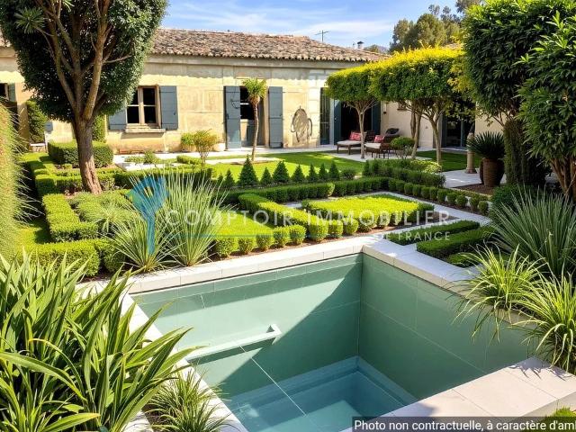 UZES PONT DU GARD: Maison de charme de plain pied avec piscine et jardin
